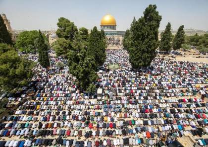 عشرات آلاف المصلين يؤدون الجمعة في الأقصى
