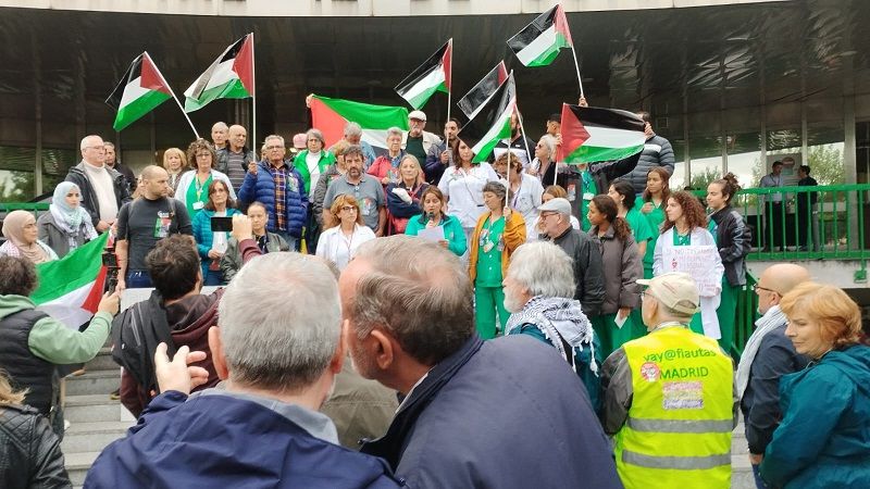 *وقفة تضامن مع فلسطين وغزة امام احد مستشفيات العاصمة الاسبانية*