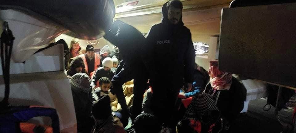 ليبيا تحتجز 13 لاجئاً فلسطينياً من سوريا بعد انقاذ مركب للمهاجرين