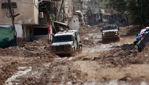الاحتلال يواصل عدوانه على طولكرم: تفجير بناية واقتحام اجتماع نازحين