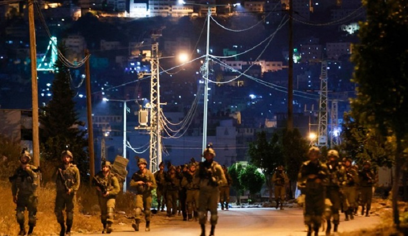 مداهمات واشتباكات مع جيش الاحتلال في عدّة مخيمات بالضفة