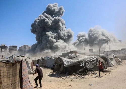 ثلاثة مصابين بينهم سيدة في قصف مخيم للنازحين شرق غزة