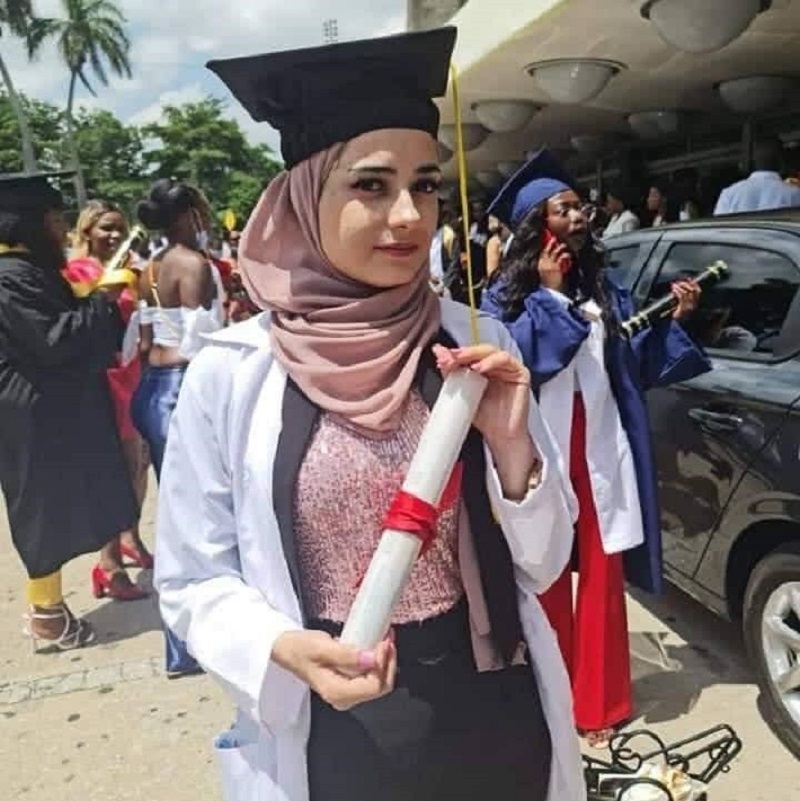 طالبة فلسطينية- سورية تتخرج من كلية الطب في كوبا بمعدل 100%