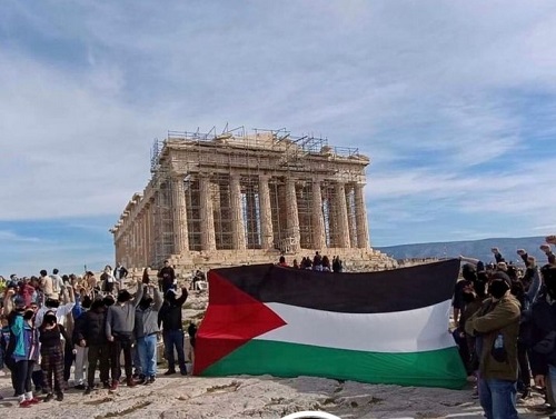 رفع علم فلسطين في معبد 