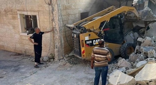 الاحتلال يُجبر مقدسية على هدم منزلها ذاتيًا في بيت حنينا ويشرّد أسرتها المكوّنة من 7 أفراد