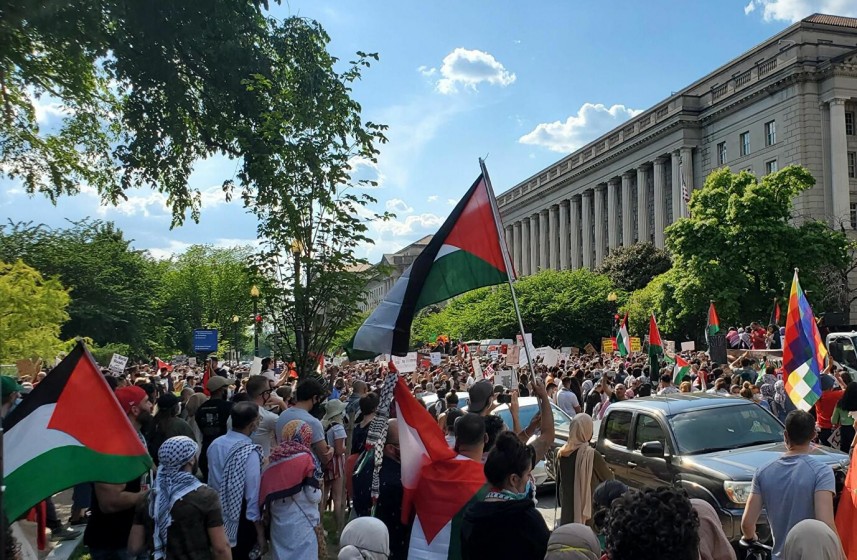 واشنطن: اعتقال 7 متضامنين مع فلسطين خلال تظاهرة أمام السفارة الصهونية