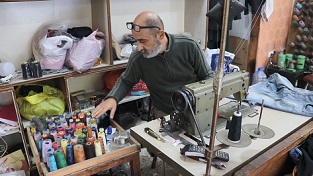 الفلسطينيون في لبنان يلجؤون للخياطة بديلاً عن شراء كسوة الشتاء