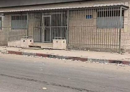 اصابة مواطن ..رصاصات الاحتلال تغلق فرع بنك فلسطين في دير البلح مؤقتاً