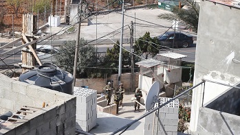 غاز ورصاص واعتقالات يختصرون يوميات اللاجئين الفلسطينيين القاطنين في مدخل مخيم العروب