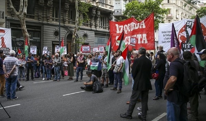 مئات الأرجنتينين يقفون أمام سفارة الاحتلال في بيونس ايرس تضامناً مع الفلسطينيين