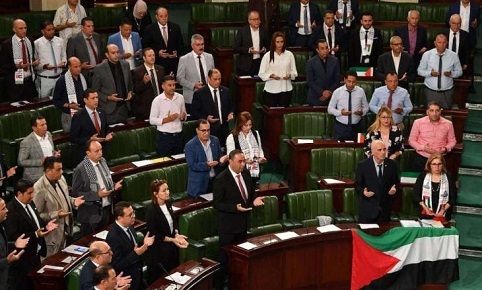 مساعدة رئيس البرلمان التونسي: ضغوط أمريكية لسحب قانون تجريم التطبيع