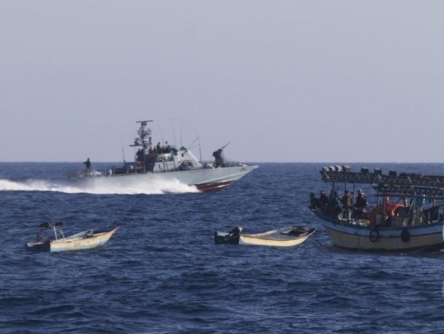 زوارق الاحتلال تطلق الرصاص على الصيادين ببحر خانيونس