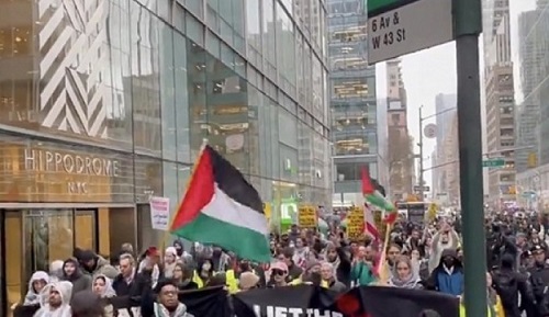 وقفة احتجاجية ضدّ بايدن أمام مركز تبرعات في نيويورك