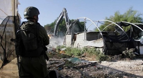 الاحتلال يشرع بهدم منزل في قرية الديرات شرق يطا