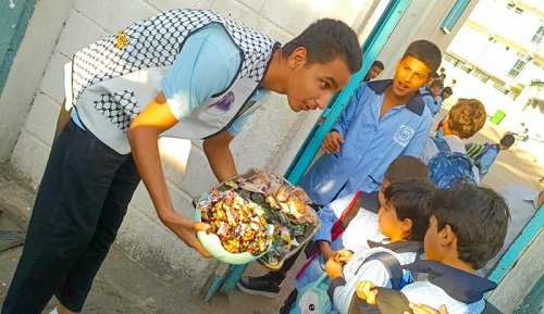 مبادرة طلابية تستقبل العام الدراسي بتوزيع الحلوى في مدارس مخيم البص