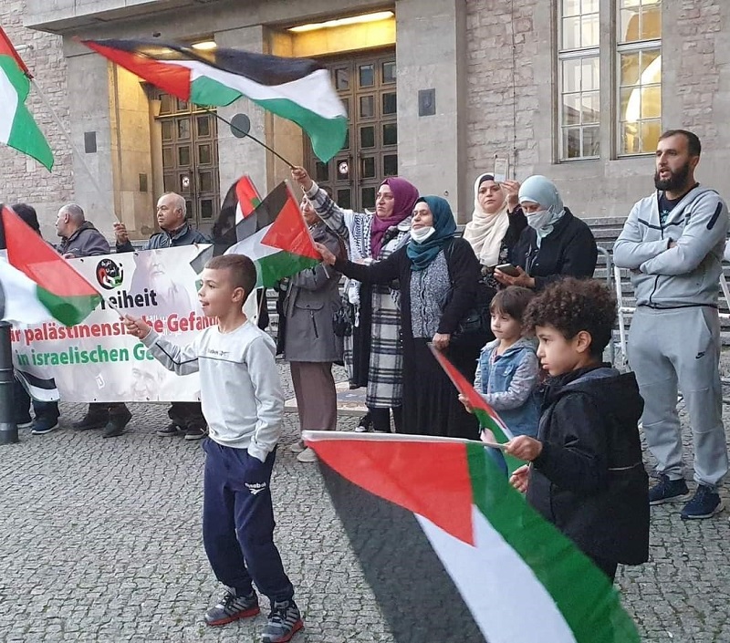 وقفة في ألمانيا تضامناً مع الأسرى الفلسطينيين المضربين عن الطعام