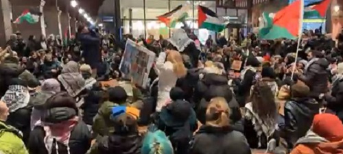 الآلاف يشاركون في مظاهرة داخل محطة القطارات الرئيسية في كوبنهاغن دعما لغزة