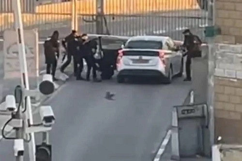 وحدة خاصة إسرائيلية تعتقل شابًا قرب مخيم قلنديا شمال القدس