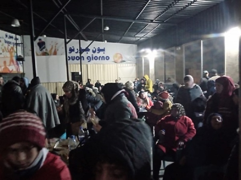 أهالي مخيم الرمل يغادرون منازلهم إلى مناطق آمنة وسط نداءات للإغاثة